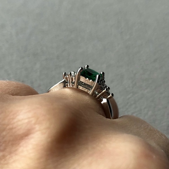 Emerald Colour Square Cut Stone ~ Stainless Steel Ring ~ Women’s Size 7 - Picture 7 of 11